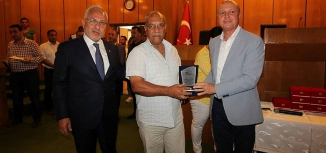 Başkan Tosyalı'dan Emekli Personele Plaket