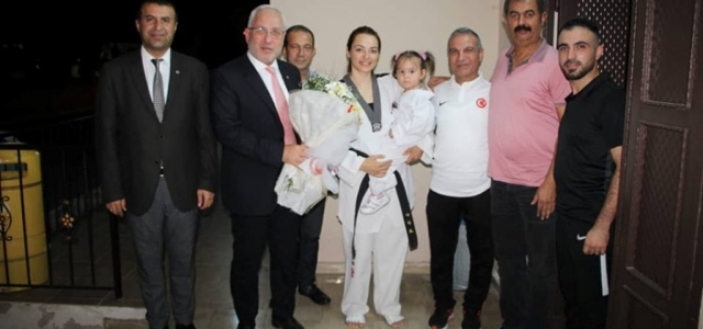 Başkan Tosyalı'dan Taekwondoculara Malzeme Desteği