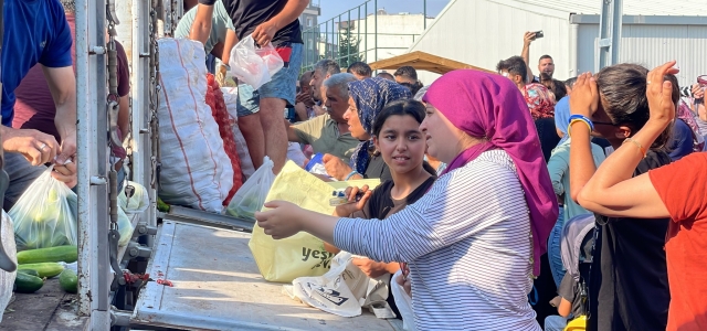 Hayırsever Manavdan Konteyner Kentte Yaşayan Depremzedelere Sebze Meyve