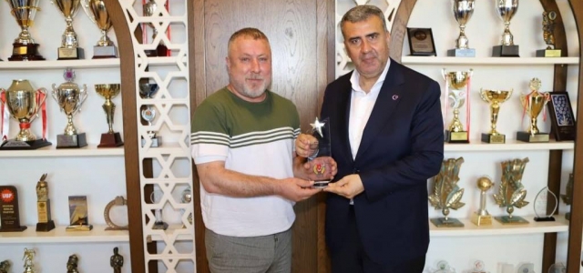 İGC'den Başkan Altan'a plaket