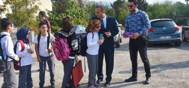 Nevzat Müdür'den Öğrencilere Çikolata