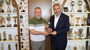 İGC'den Başkan Altan'a plaket