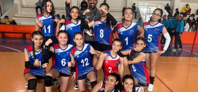 YÜKSELİŞ KOLEJİ KIZ VOLEYBOL TAKIMI BAŞARIYA KOŞUYOR